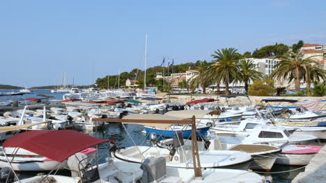 Kleine-Boote-Vertäut-Im-Hafen-Der-Insel-Hvar,-Dalmatien,-Kroatien