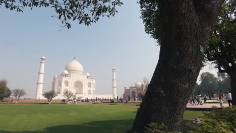 Besucher,-Die-An-Einem-Sonnigen-Tag-Auf-Dem-Majestätischen-Gelände-Des-Taj-Mahal-In-Indien-Spazieren