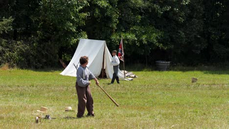 Joven-En-El-Campamento-De-La-Guerra-Civil-Confederada-Juega-Béisbol