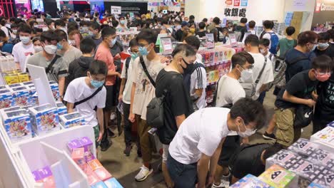 Los-Visitantes-Compran-Mercadería-Durante-El-Evento-De-Exhibición-Anicom-And-Games-Acghk-En-Hong-Kong