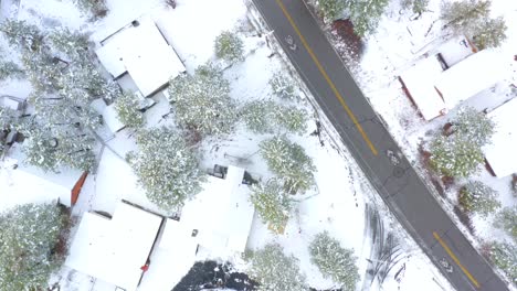 Imágenes-De-Drones-Residenciales-De-Arriba-Hacia-Abajo-Durante-Una-Tormenta-De-Nieve-De-Primavera-En-Big-Bear,-California