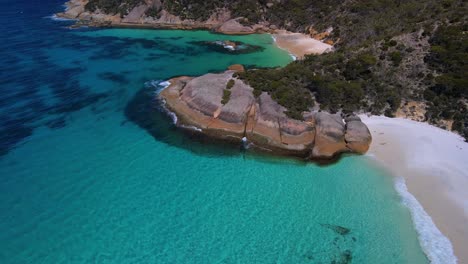 Imágenes-Aéreas-De-Drones-De-Una-Hermosa-Playa-Vacía-En-Two-Peoples-Bay,-Albany,-Australia-Occidental
