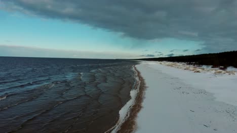 Vista-Aérea-En-El-Mar-Báltico,-Paisaje-De-Temporada-De-Invierno-Junto-Al-Mar-En-Un-Día-Soleado