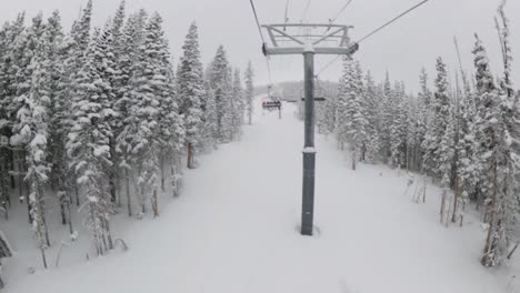 Fahren-Sie-Mit-Einem-Skilift-Durch-Einen-Schneesturm,-Um-In-Colorado-Frischen-Pulverschnee-Zu-Finden