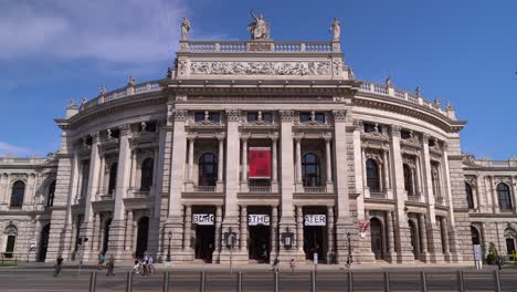 Frente-Al-Famoso-Burgtheater-En-Viena,-Austria-Con-Tráfico