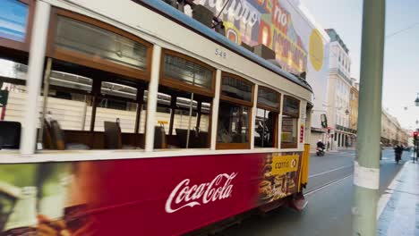 Portugal,-Lisbon,-Rossio,-electric-trams-on-his-way-to-Praca-de-Figueira