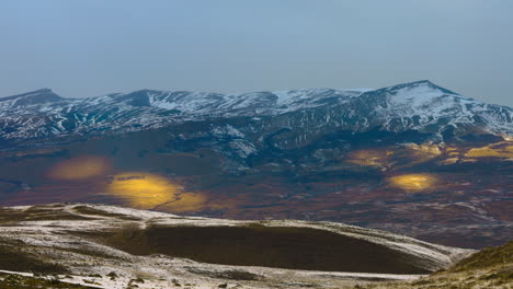 Rollendes-Sonnenlicht-über-Der-Verschneiten-Landschaft-Von-Torres-Del-Paine