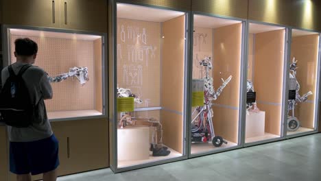 Un-Visitante-Mira-Numerosos-Robots-Exhibidos-Durante-La-Exhibición-De-&#39;robots&#39;-En-El-Museo-De-Ciencias-De-Hong-Kong-En-Hong-Kong