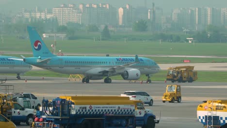 Flugzeuge-Parken-Auf-Dem-Rollfeld-Des-Inlandsterminals-Des-Flughafens-Gimpo-In-Seoul,-Südkorea