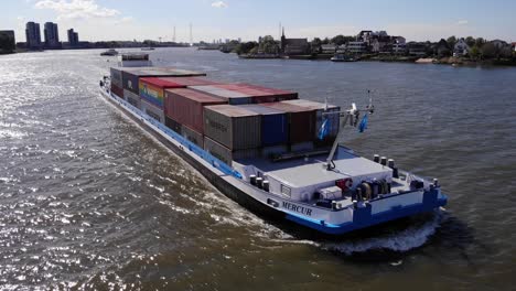 Farbige-Container,-Die-Im-Frachtschiff-Im-Dorf-Kinderdijk-In-Südholland-Transportiert-Werden