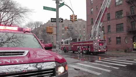 Camión-De-Bomberos-Fdny-Usando-Una-Escalera-Para-Acceder-A-La-Azotea-De-Brooklyn-Después-De-Un-Accidente-De-Incendio-Con-Cable-Cónico