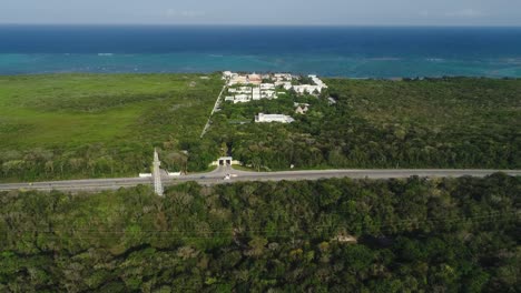 Luftaufnahme-Eines-Luxusresorts,-Umgeben-Von-Unbebautem-Land-In-Tulum,-Mexiko,-Mit-Blick-Auf-Das-Karibische-Meer