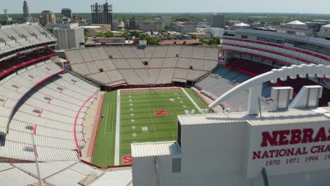 Hermosa-Toma-Aérea-De-Establecimiento-Del-Estadio-Conmemorativo,-Hogar-Del-Equipo-De-Fútbol-Nebraska-Huskers