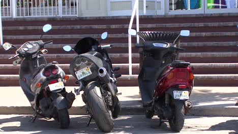 Motocicletas-Estacionadas-En-Las-Calles-De-Key-West,-Florida,-Estados-Unidos