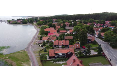 Bunte-Rote-Dächer-Der-Stadt-Nida-In-Litauen,-Aufsteigende-Luftaufnahme