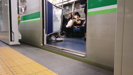 Tokio,-Japón:-Punto-De-Vista-A-La-Puerta-Del-Tren-Mientras-Se-Cierra-En-Cámara-Lenta-En-La-Plataforma-En-La-Estación-De-La-Línea-De-Tren-Subterráneo-En-Tokio