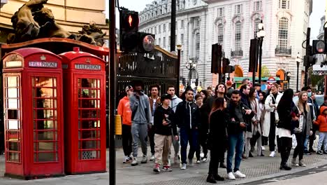 Pedestrians-Crossing-the-Piccadilly-Line-Traffic-Lights,-London,-United-Kingdom