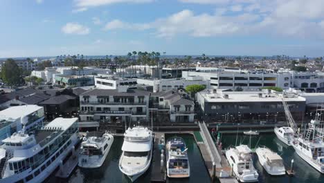 Luxusyachten-Und-Gebäude-Im-Hafen-Von-Balboa-Bay-In-Newport-Beach,-Ca