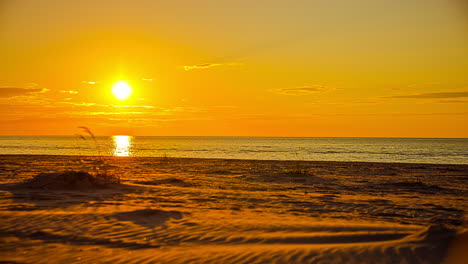 Gelber-Sonnenuntergang-Im-Zeitraffer-Am-Strand,-Malerische-Meereslandschaft-Im-Freien,-Noch-Aufgenommen