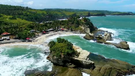 Wellen-Brechen-Auf-Einem-Großen-Felsen-Am-Strand-Von-Klayar,-Ost-Java-In-Indonesien