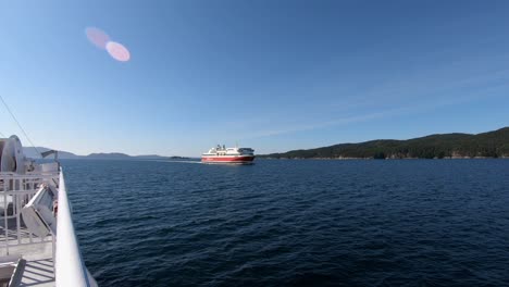 Halhjem-Sandvikvaag-Fähre-Trifft-Auf-Das-Kreuzfahrtschiff-Bergensfjord-Der-Fjordline-Gesellschaft-Außerhalb-Von-Bergen-–-Statische-Aufnahme-Von-Der-Fähre-Lysoy-Mit-Dem-Sich-Dem-Bergensfjord-Nähernden-Schiff-An-Der-Seite