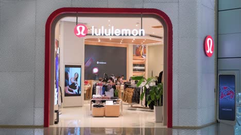 Se-Ve-A-Los-Clientes-Comprando-En-La-Banda-Canadiense-De-Ropa-Deportiva,-Tienda-Lululemon-En-Hong-Kong