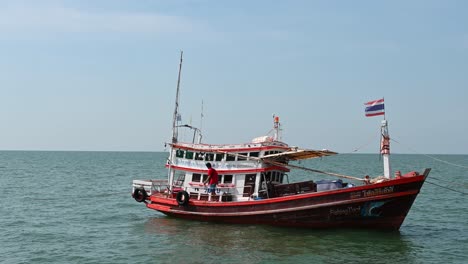 Pescadores-Moviéndose-Alrededor-De-La-Cubierta-Del-Barco-De-Pesca-Comprobando-Las-Cosas,-Muelle-De-Pesca-De-Pattaya,-Chonburi,-Tailandia