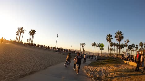Menschen-Haben-Spaß-Beim-Radfahren-Auf-Dem-Venice-Boulevard-Bei-Sonnenuntergang-In-Los-Angeles,-Kalifornien