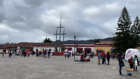 Blick-Auf-Den-Hauptplatz-Von-San-Cristobal-De-Las-Casas-Während-Des-Tages-Der-Toten