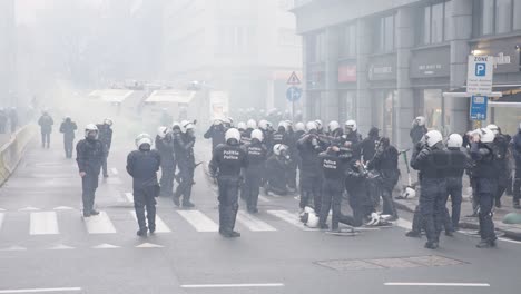 Bewaffnete-Belgische-Polizisten-Mit-Gasmasken-Stießen-Auf-Den-Straßen-Von-Brüssel-(Belgien)-Mit-Demonstranten-Zusammen,-Die-Tränengas-Einsetzten