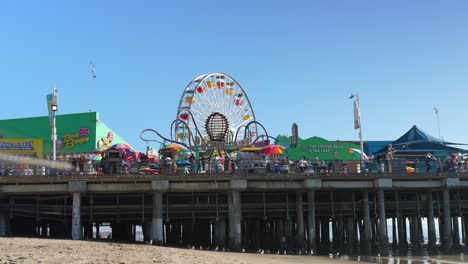 Zeitraffer-Des-Berühmten-Vergnügungsparks-Santa-Monica,-California-Pier-Und-Des-Riesenrads-An-Einem-Klaren-Tag