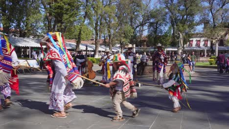 Tanz-Von-Kindern-Und-Erwachsenen,-Vertreter-Der-Alten-Leute-In-Patzcuaro