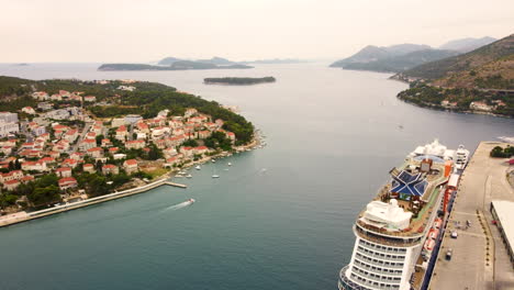 Celebrity-Apex-Crucero-Atracado-En-El-Puerto-Con-El-Barrio-De-Babin-Kuk-En-La-Distancia-En-Dubrovnik,-Croacia