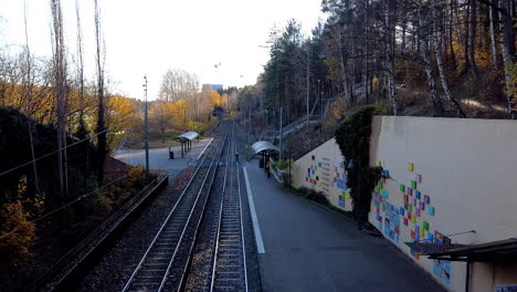 Straßenbahnhaltestelle-Bewegungsraffer-Im-Zeitraffer-Am-Bergsjon-Rymdtorget