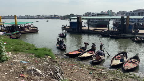 Schwenk-Des-Flussufers-Von-Buriganga-Mit-Einigen-Holzbooten-Und-Steg