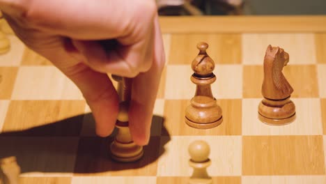 Die-Hände-Zweier-Schachspieler-Bewegen-Abwechselnd-Die-Figuren-Und-Nehmen-So-Einige-Schachfiguren-Vom-Schachbrett