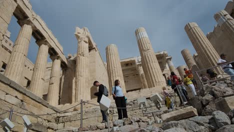 Atenas,-Grecia---12-De-Octubre-De-2021:-Una-Multitud-De-Turistas-En-La-Acrópolis,-Puerta-De-Entrada-De-Propilea-En-El-Fondo