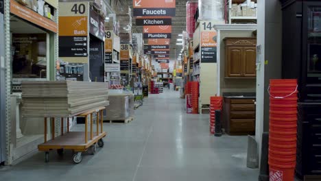 Madera,-Electrodomésticos-Y-Herramientas-A-La-Venta-En-Los-Pasillos-De-La-Tienda-Minorista-Home-Depot