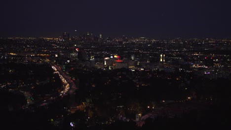 Nachtzeitraffer-Wolkenkratzer-Und-Autobahnverkehr-In-Der-Innenstadt-Von-Los-Angeles-Bei-Nacht,-Statische-Luftaufnahme