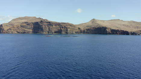 Bunte-Fischernetze-Am-Atlantik-Und-Die-Felsige-Landschaft-Der-Insel-Madeira-In-Portugal