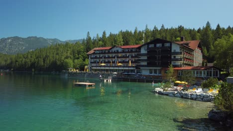 Beautiful-Eibsee-lake-Hotel-in-Bavaria,-very-close-to-the-Zugspitze-mountain-with-turquoise-water