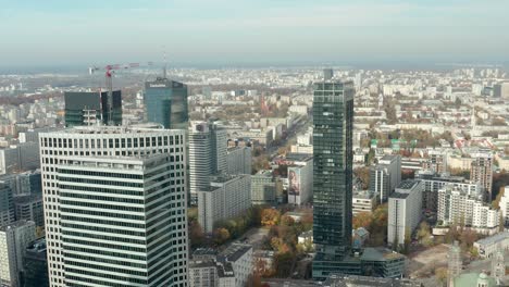 Deloitte-Skyscaper-In-Warschau,-Polen-Luftdrohnen-Fliegen-Vorbei