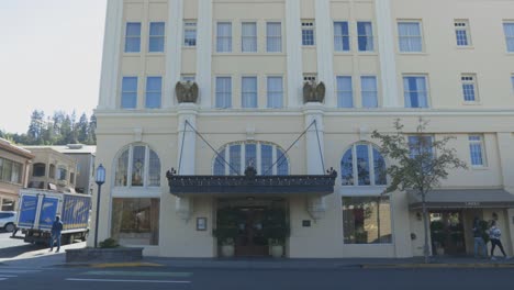 Vista-Exterior-De-La-Calle-De-La-Fachada-Del-Hotel-Ashland-Springs,-Oregon