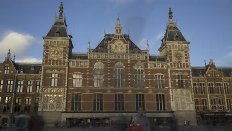 People-at-busy-Amsterdam-Central-Station-in-gold-late-afternoon-sun,-time-lapse
