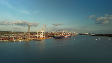 Luftaufnahme-Des-Flusstests-Mit-Containerschiff-Im-Industriehafen-In-Der-Ferne-In-Southampton,-Großbritannien