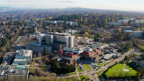 Wunderschöne-Luftaufnahme-Eines-Krankenhauskomplexes-Mit-Gesundheitsgebäuden-Und-Einem-Hubschrauberlandeplatz-Für-Ambulanzhubschrauber-In-UHD-An-Einem-Sonnigen-Tag-In-Vancouver,-BC,-Kanada