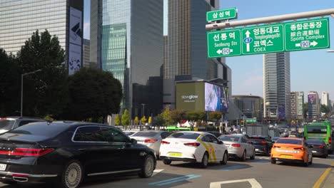 Tráfico-Pesado-Cerca-De-Coex---Taxi,-Coches,-Autobuses-Detenidos-En-Un-Cartel-Rojo-Esperando-El-Semáforo-Verde-En-La-Carretera-Yeongdong-daero-Cerca-Del-Centro-De-Comercio-Mundial-Coex-Seúl,-Corea-Del-Sur,-Torre-De-Comercio,-Sttown-Artium