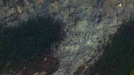 Wasserfall-Klein-Am-Berghang