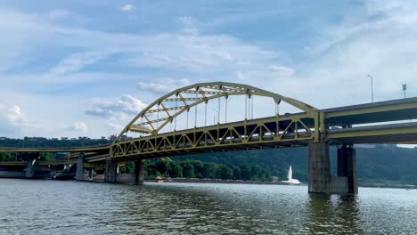 Yellow-Suspension-bridge-in-steel-city-Pittsburgh,-Pennsylvania