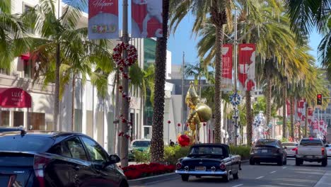 Toma-Estática-De-La-Famosa-Calle-Rodeo-Drive-En-Beverly-Hills,-California